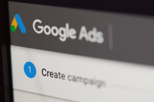 Maximize your Google Ads performance with powerful extensions. Discover the different types of Google Ads Extensions, from Sitelinks and more